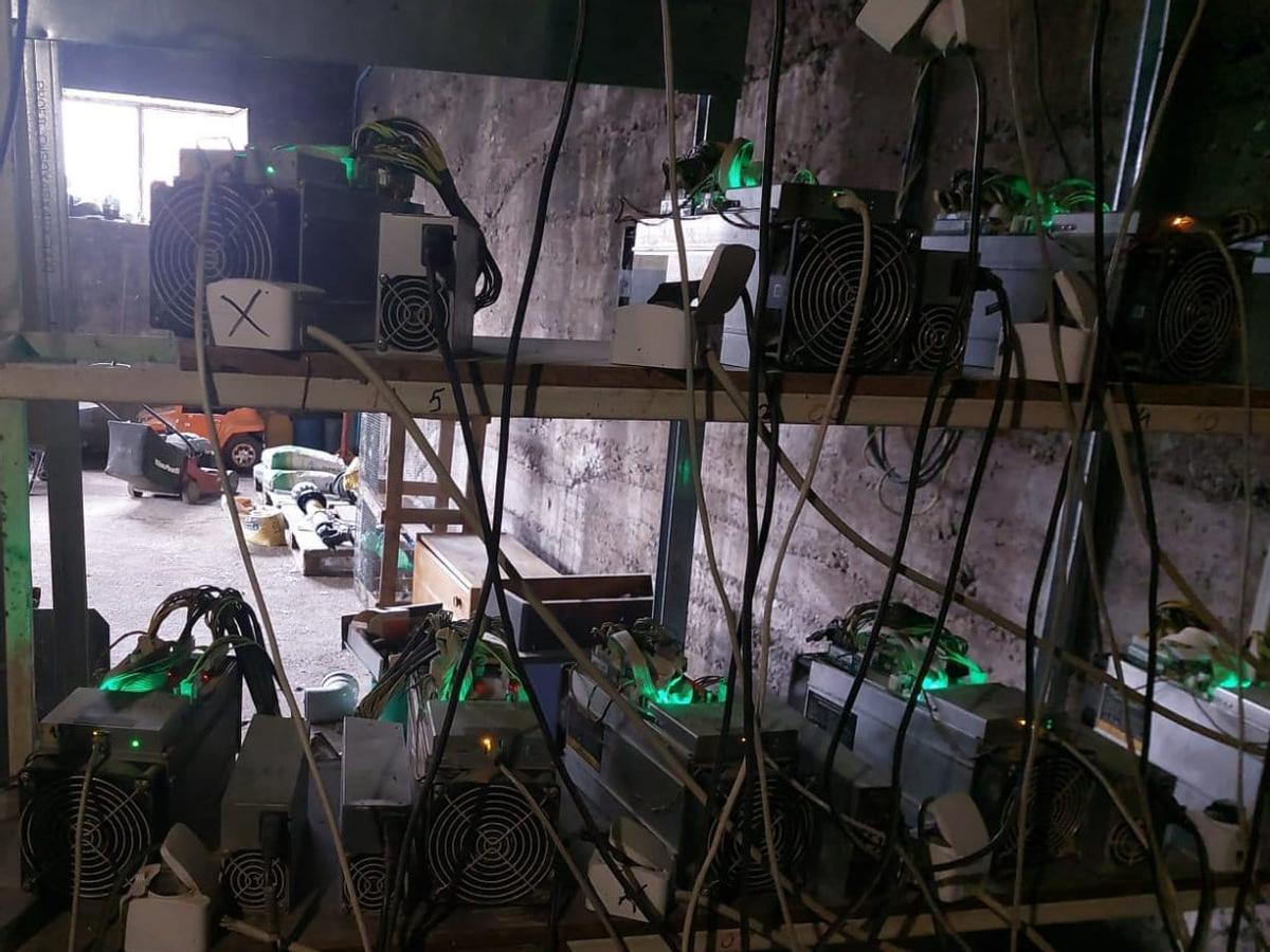 Un laboratorio de minería de criptomoneda descubierto e incautado por las fuerzas de seguridad kosovares en el área de Mitrovica