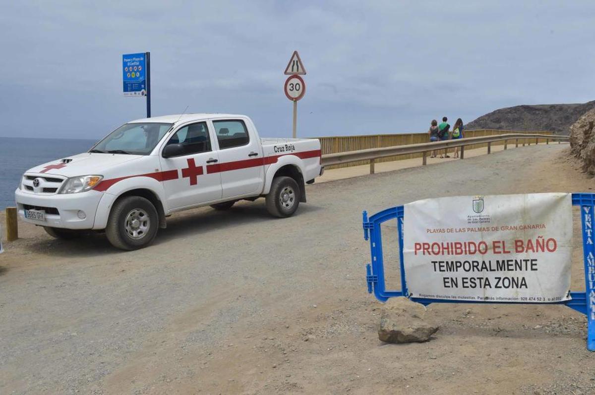 Cerrada la playa de El Confital por un vertido fecal