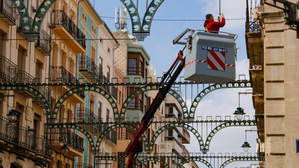 La Enramada ya colocada este martes en la calle Sant Llorenç