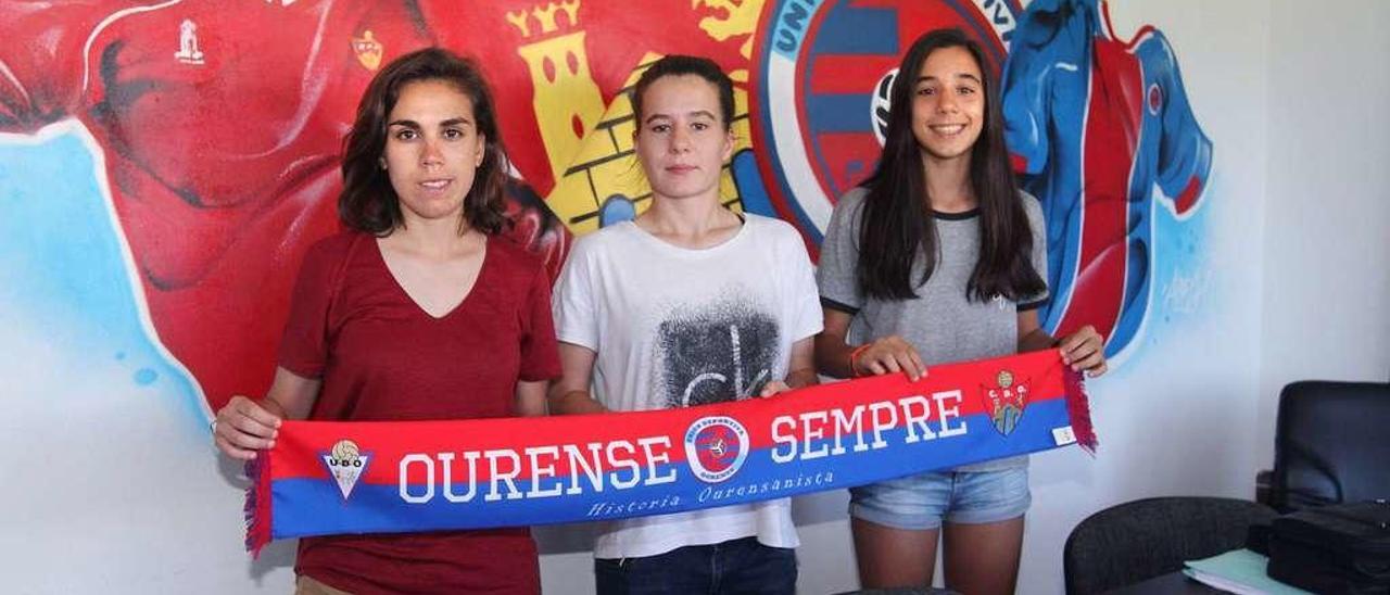 Sofía González, Dana Campelo y Aida Ochogovias, los tres primeros fichajes de la Unión Deportiva Ourense femenino. // Iñaki Osorio