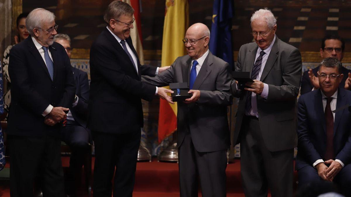 Jesús Prado, consejero de Prensa Ibérica, recibe el galardón de manos del presidente de la Generalitat, Ximo Puig.