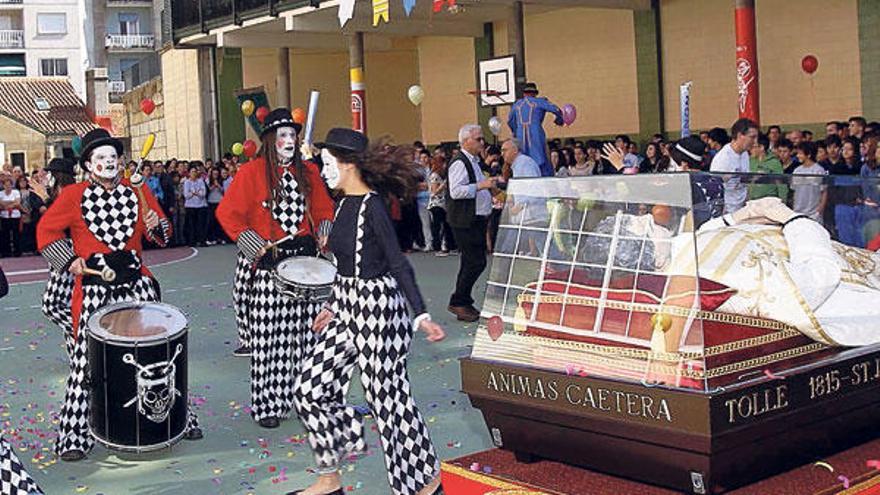 El grupo de animación &quot;Troula&quot; dio la bienvenida a la réplica a su llegada al patio del colegio María Auxiliadora.  // José Lores