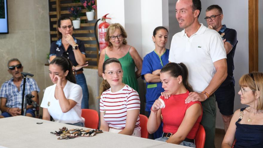 Así ha sido la emotiva visita de las damas y reina de las fiestas a Caritas Elche