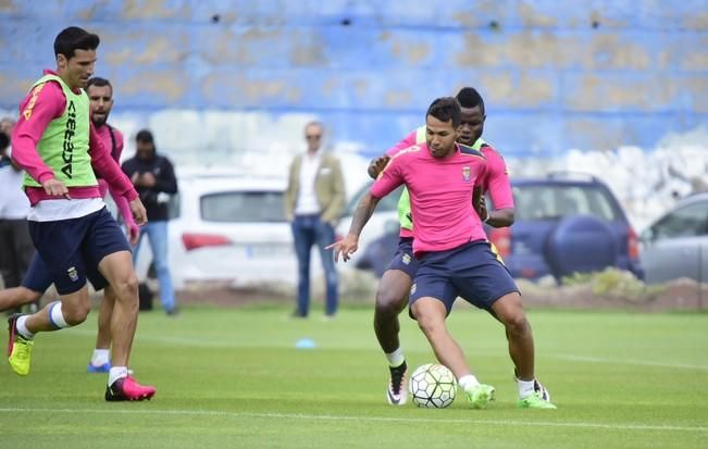 Entrenamiento de la UD Las Palmas en Barranco ...