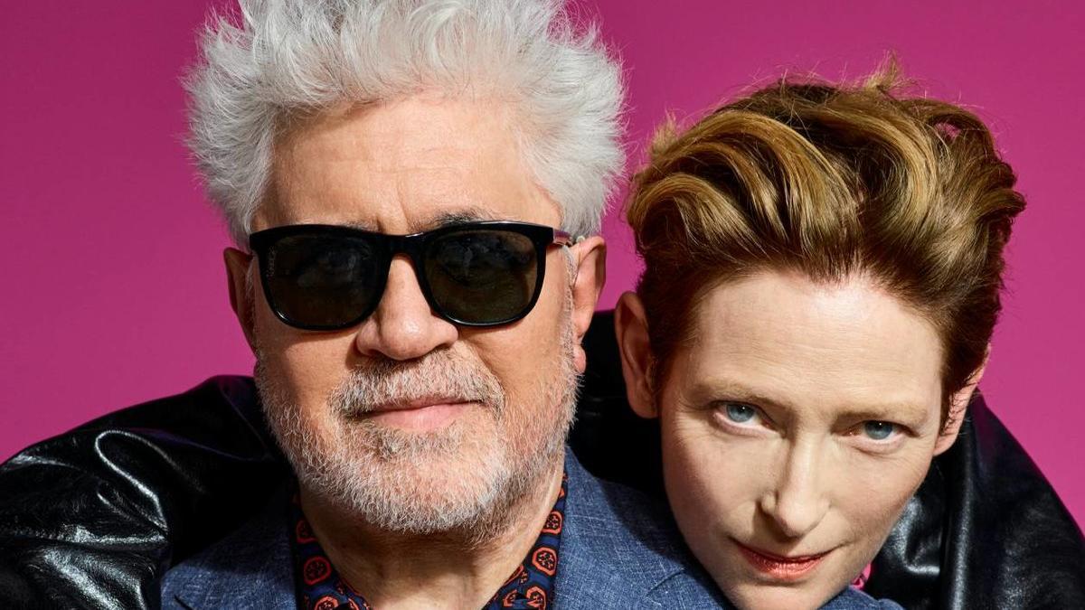 Pedro Almodóvar y Tilda Swinton, en una imagen promocional de 'La voz humana'