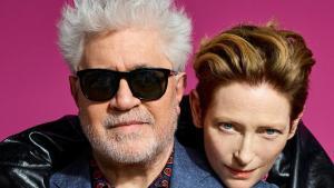 Pedro Almodóvar y Tilda Swinton, en una imagen promocional del cortometraje ’La voz humana’.