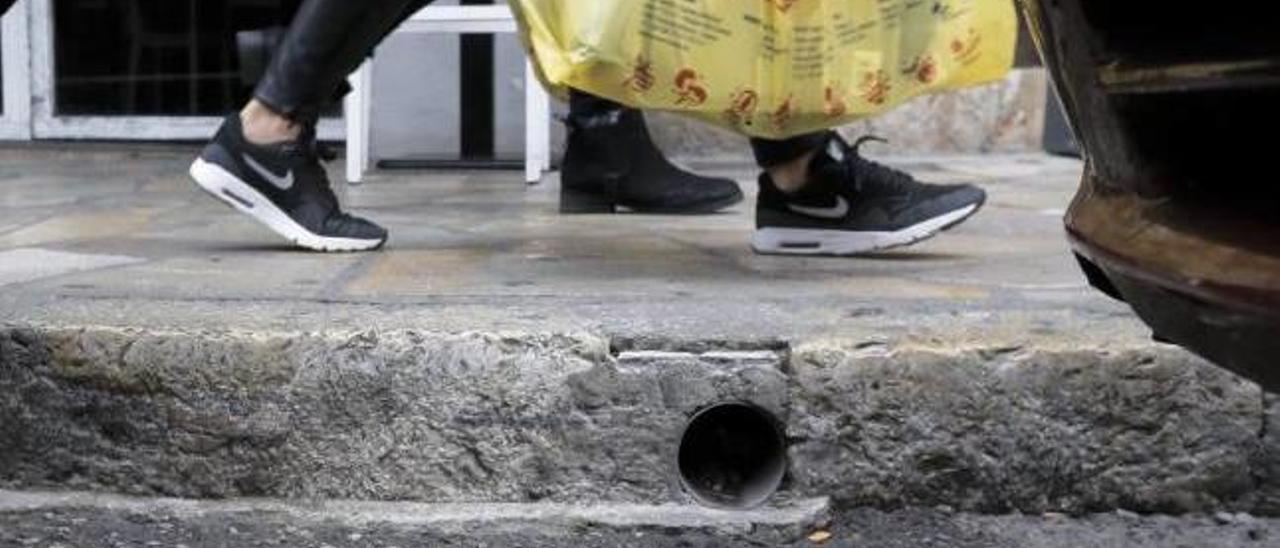 El agujero en la calzada de la plaza del Mercat ha causado lesiones a cinco personas.