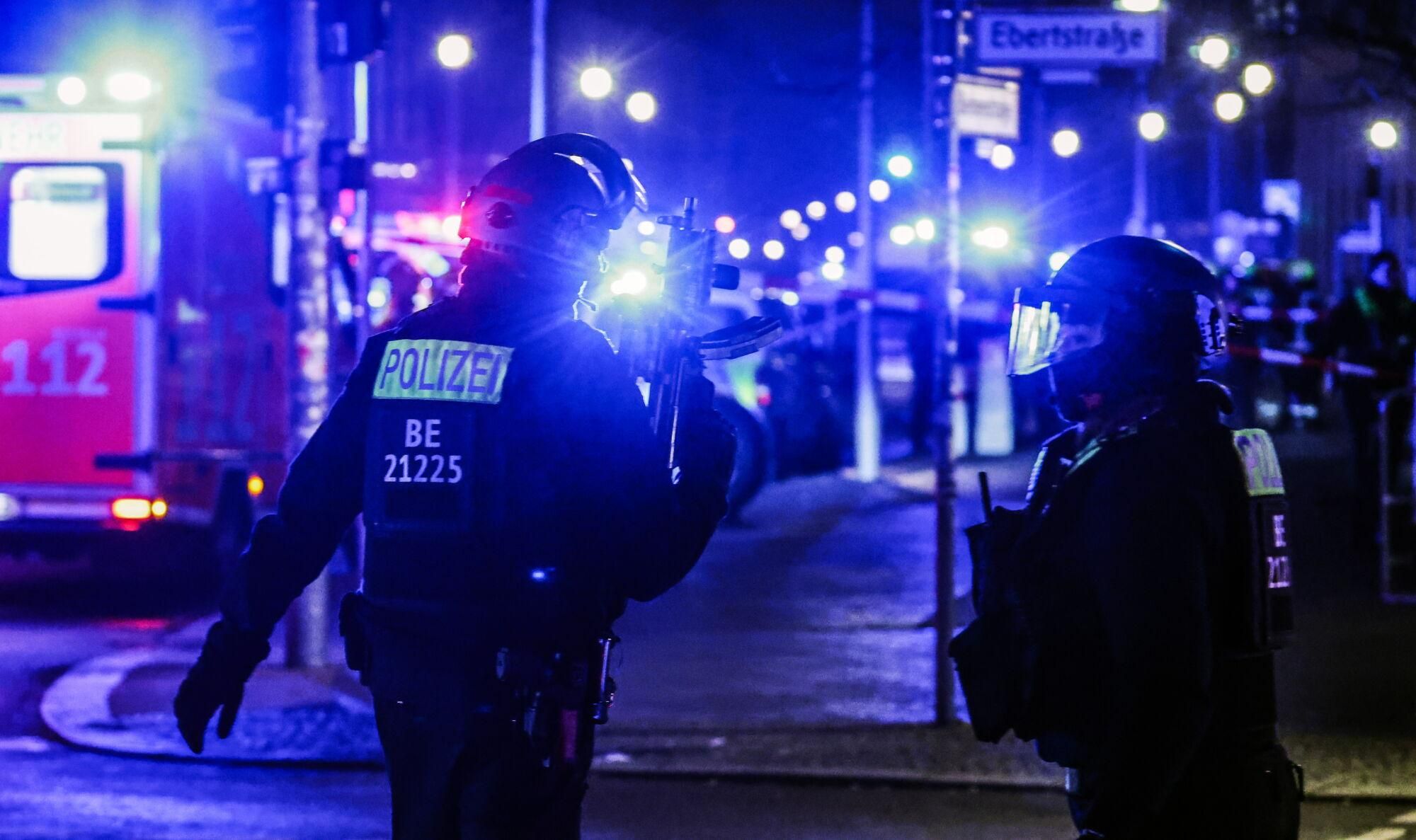 Berlin (Germany), 21/02/2025.- Police work at the crime scene at the Holocaust Memorial in Berlin, Germany, 21 February 2025. On Friday evening at around 6pm, a man was seriously injured. The police cordoned off a large area. Officers are searching the memorial grounds. According to the police, the man was injured by a sharp object and was taken to hospital by the fire brigade's ambulance service. (Alemania) EFE/EPA/CHRISTOPHER NEUNDORF