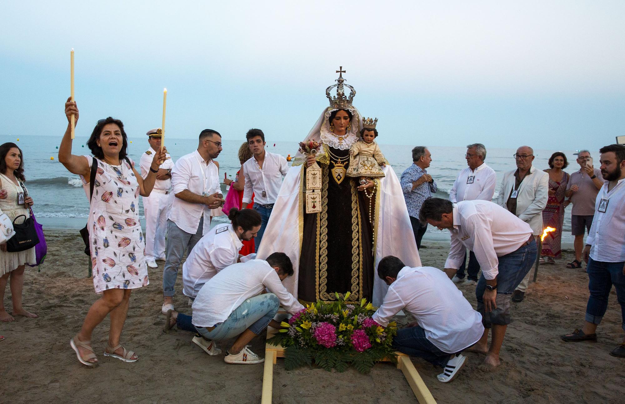 La Virgen del Carmen desembarca en la playa del Postiguet de Alicante