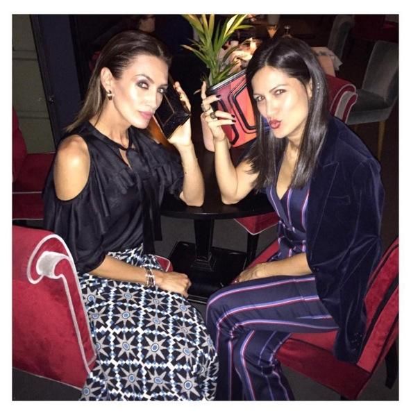Nieves Álvarez e Yliana Yepez con bolso de Yliana Yepez