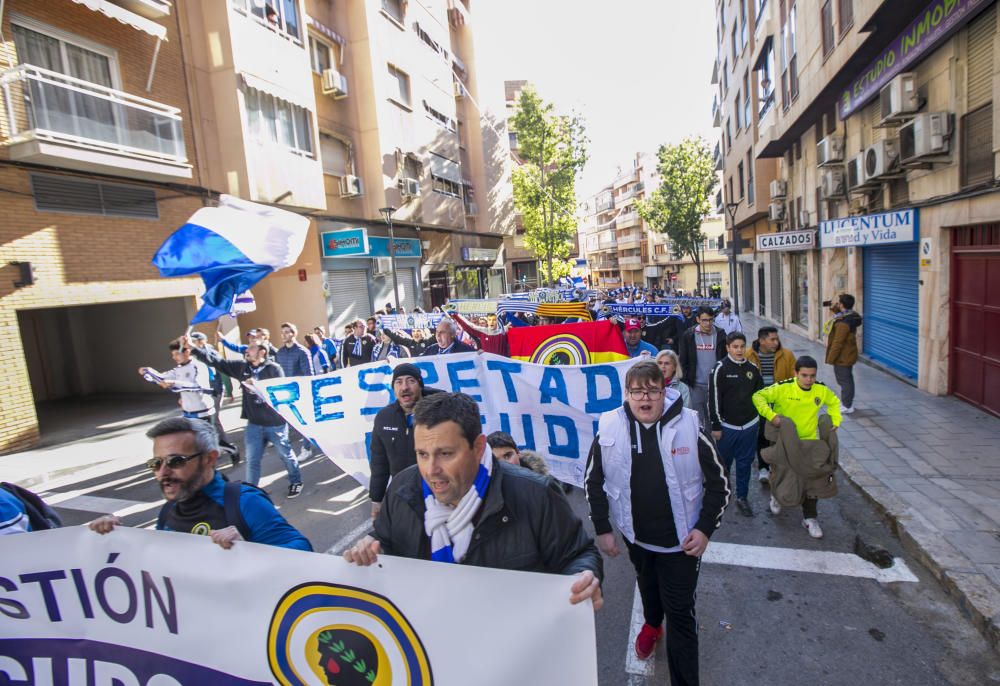 Alrededor de 400 aficionados del Hércules se manifiestan en contra de la gestión de Ortiz y Ramírez.