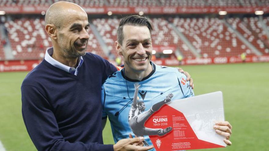 Prieto Iglesias, junto a Mario Cotelo, tras retirarse en El Molinón como árbitro principal. | M. L.
