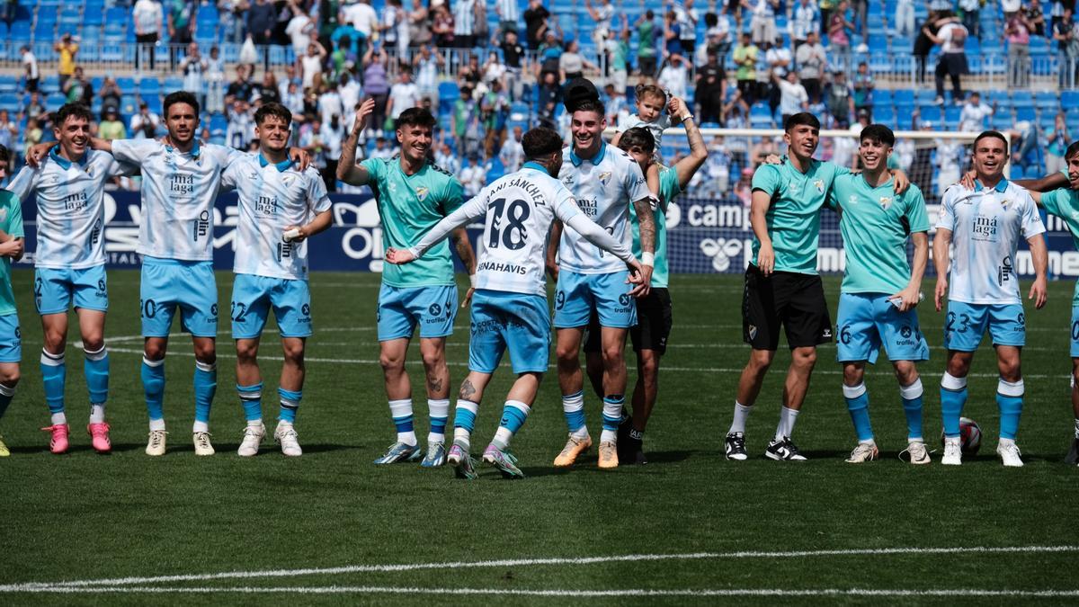 Los jugadores del Málaga CF celebran junto a la afición la victoria del pasado domingo contra el Intercity.