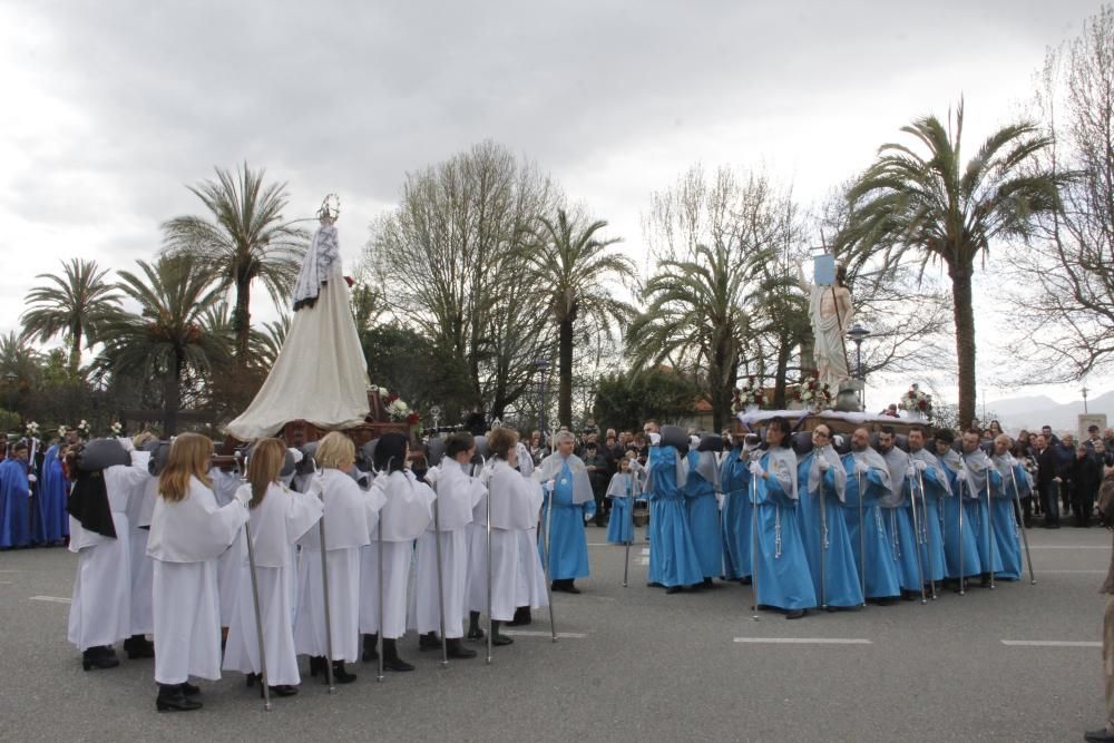 El momento más emotivo es el cambio del manto negro de la Virgen al blanco