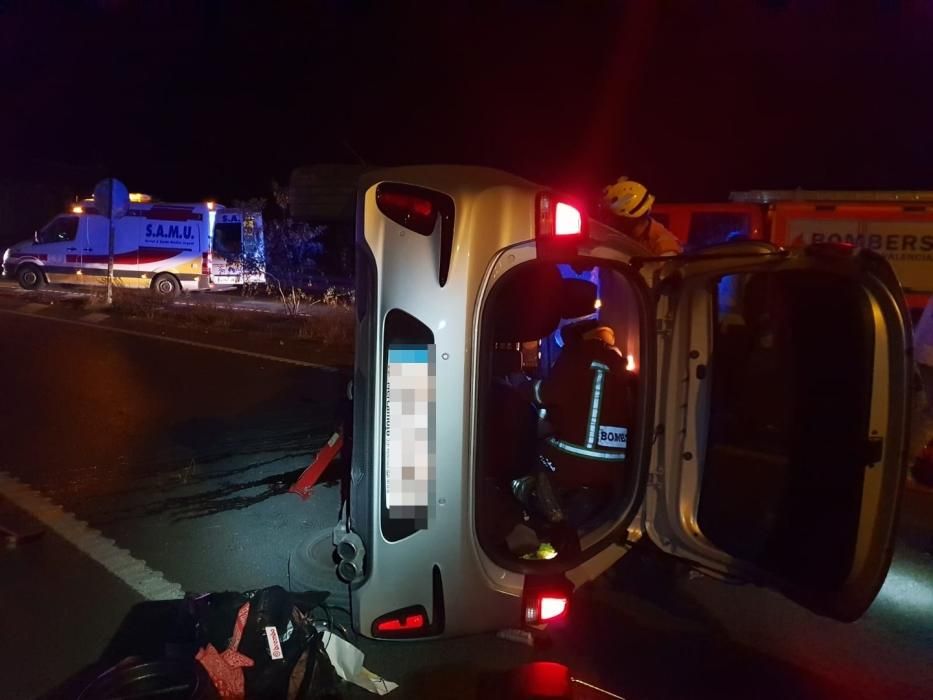 Los bomberos atienden a la conductora accidentada en la Pista de Silla.