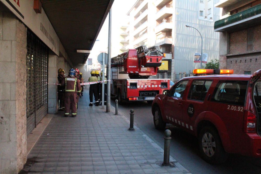 Incendi a l''avinguda Salvador Dalí de Figueres