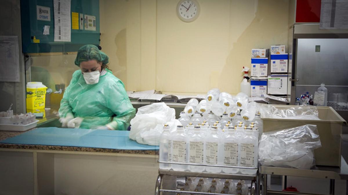 Preparativos para iniciar tratamientos de quimioterapia en un hospital catalán.