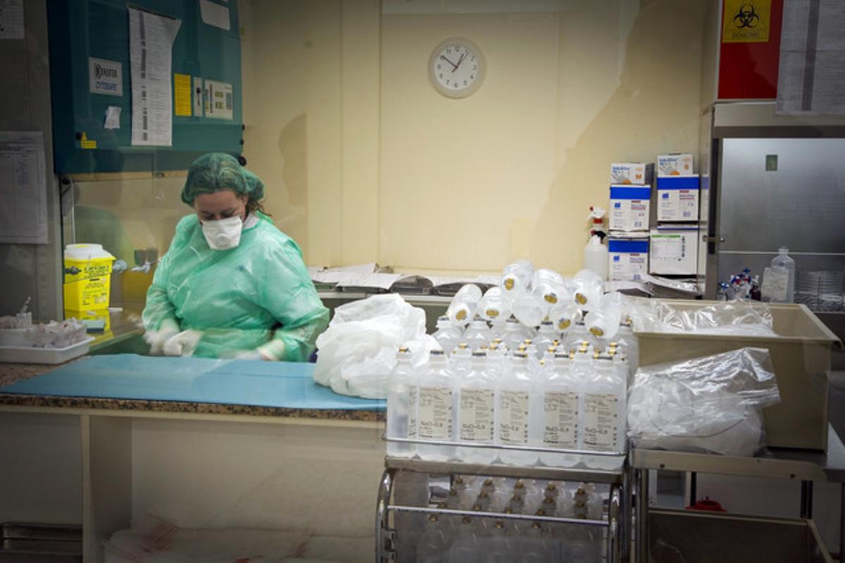 Preparatius per iniciar tractaments de quimioteràpia en un hospital català.