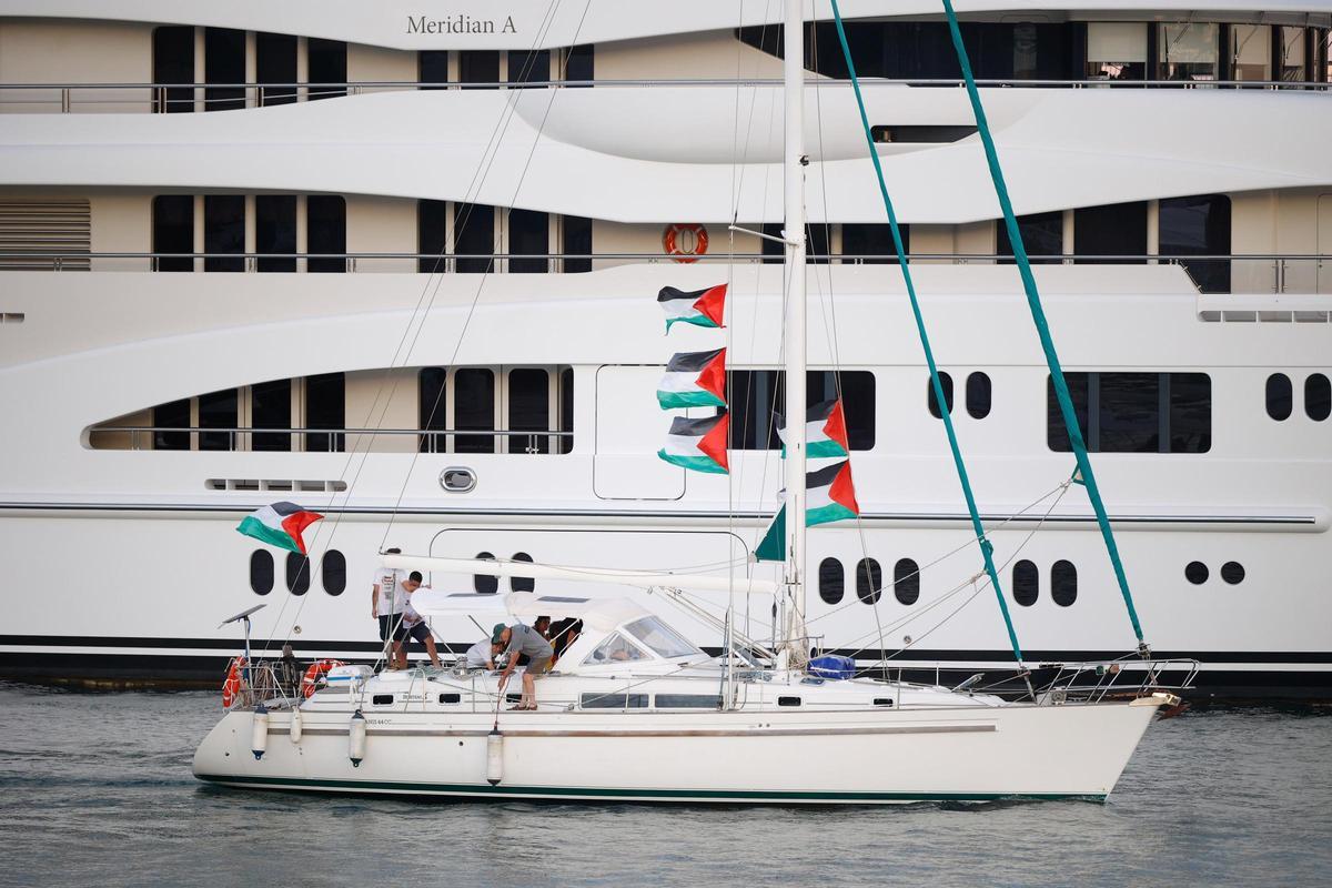 Una de las embarcaciones de la Global Sumud Flotilla vuelve zarpar desde el puerto de Barcelona el pasado lunes.