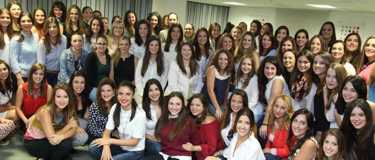 La mayoría de las candidatas a Bellea del Foc que tendrán los distritos de la Fiesta en 2016 asistieron a la primera reunión con la Federación de Hogueras.