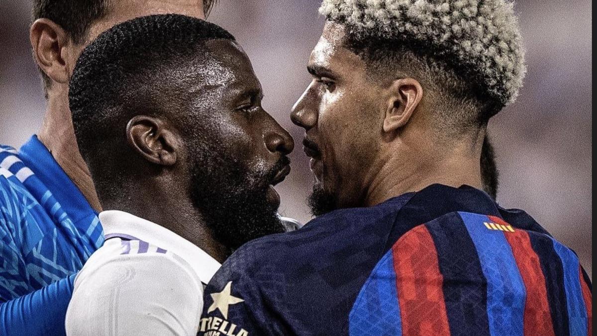 Rüdiger se encara con Araujo en la tángana entre el Real Madrid y el Barcelona en el clásico.