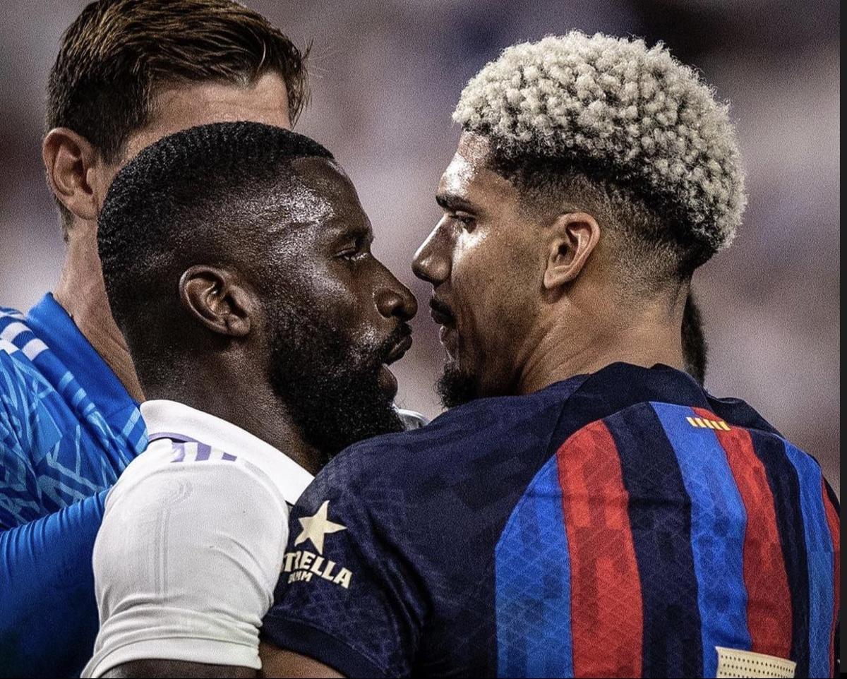 Rüdiger se encara con Araujo en la tángana entre el Real Madrid y el Barcelona en el clásico. 