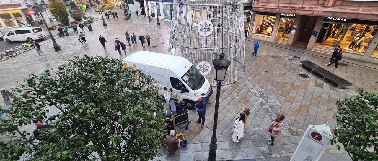 La plaza de Galicia es una de las zonas más castigadas por el paso de vehículos.