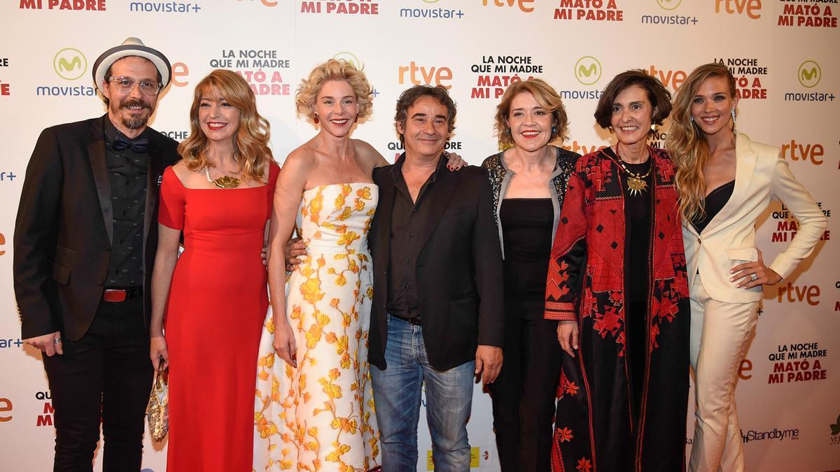 El reparto en el estreno de 'La noche que mi madre mató a mi padre'