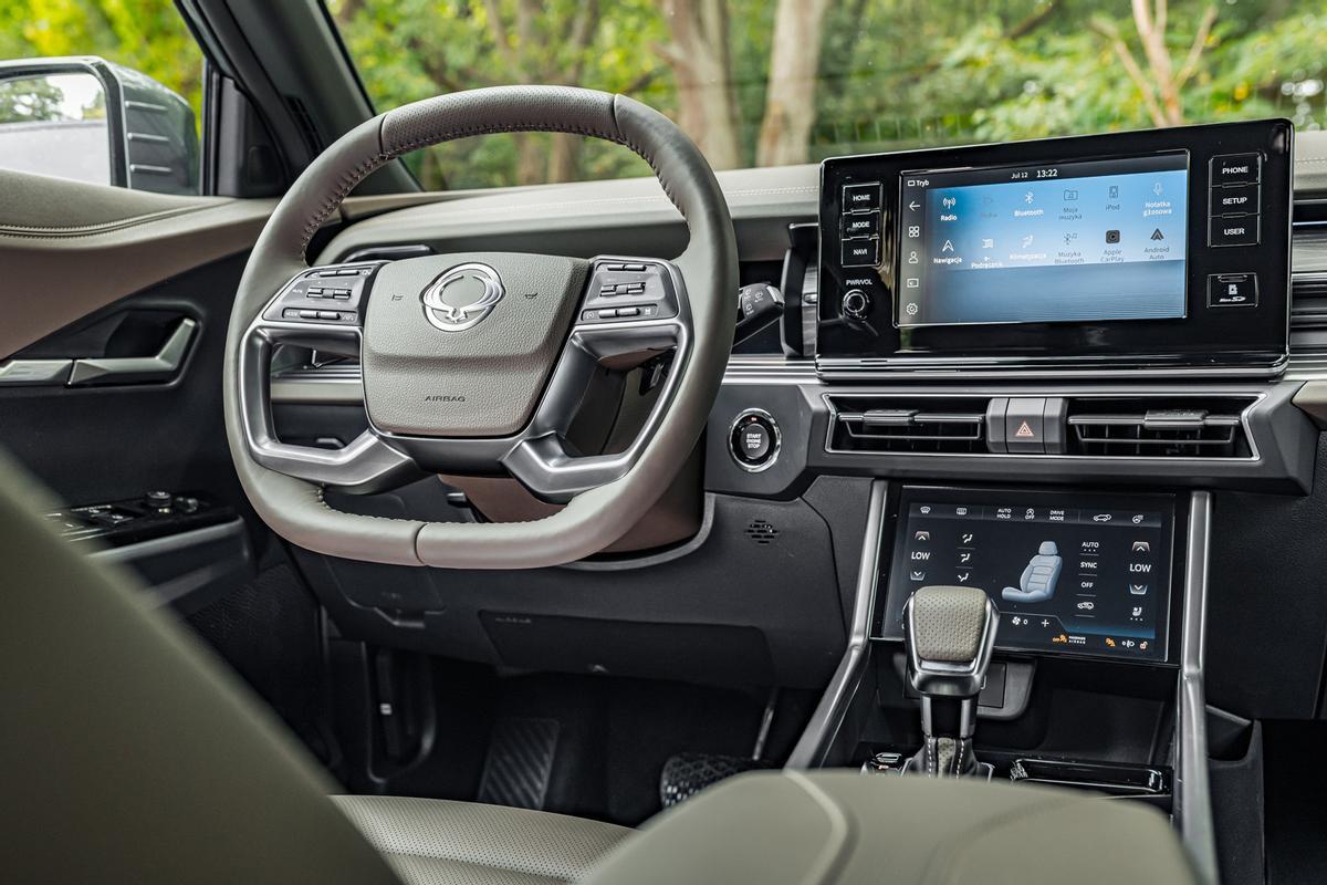 El interior tiene un aspecto robusto y elegante, con una buena calidad percibida, y lleva botones físicos para moverse por los sistemas del coche.