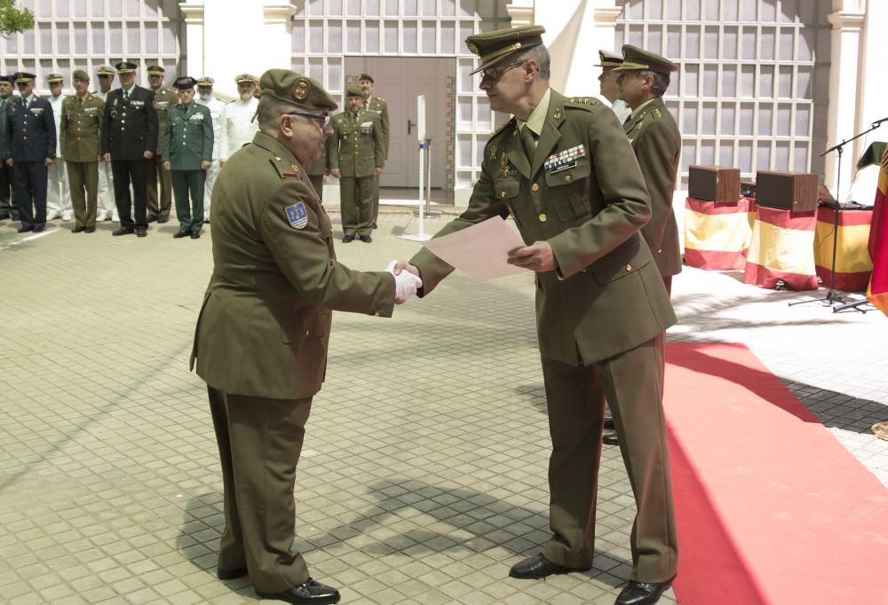 Entrega de diplomas y medallas militares