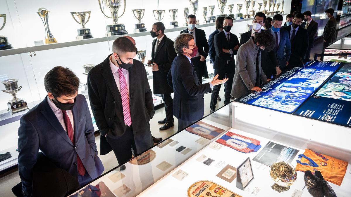 Jordi Penas, el director del museo azulgrana, en el centro, guía a un grupo de visitantes este viernes por la tarde.