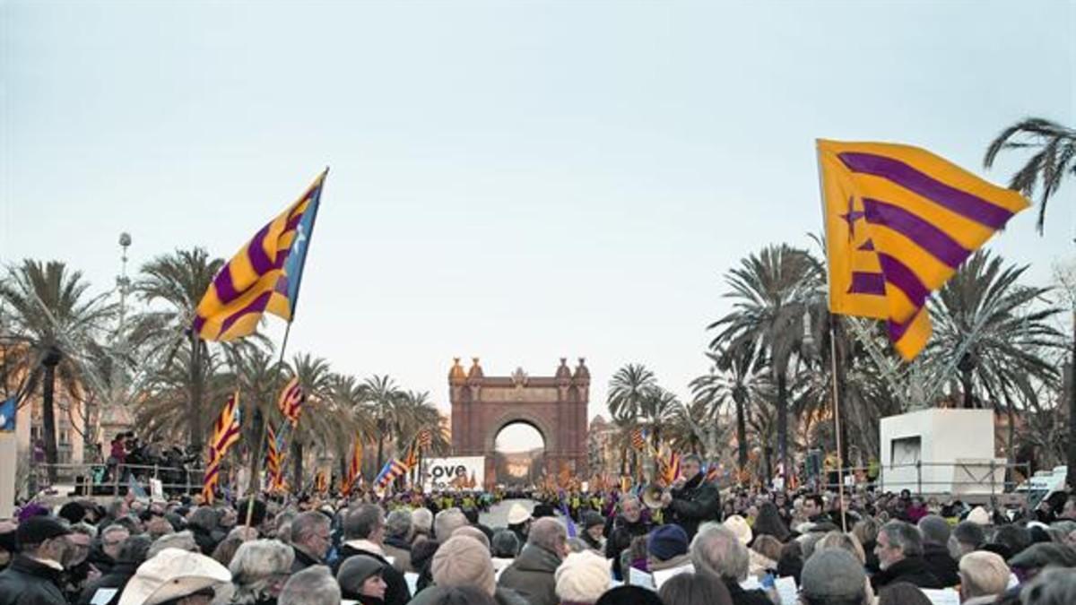 Concentración independentista en apoyo de Artur Mas, Joana Ortega e Irene Rigau ante el TSJC, el pasado 6 de febrero.