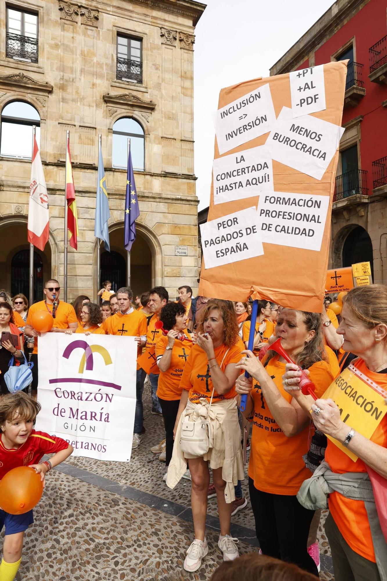 Así fue la gran concentración en Gijón por la educación concertada (en imágenes)