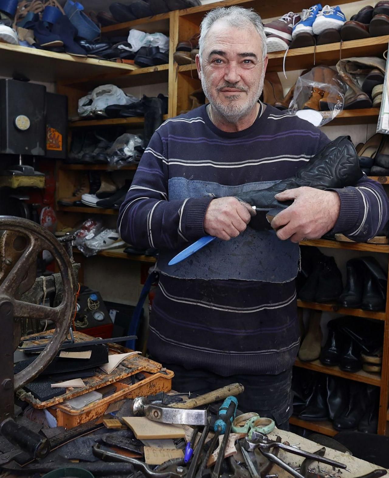 Pepe Ares, «restaurando» una bota de piel muy querida por su dueña.