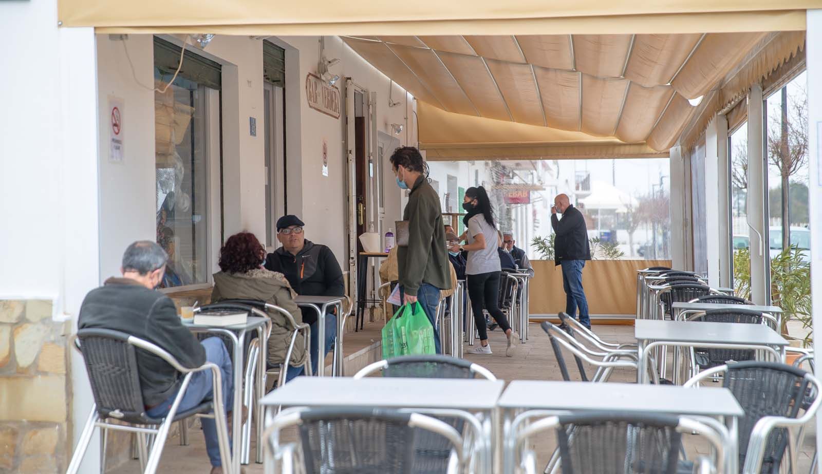 Las terrazas levantan el ánimo en Formentera