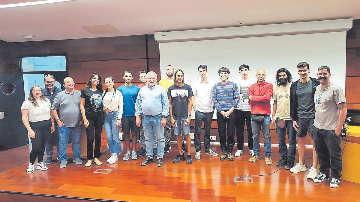 Profesores y alumnos en el curso de extensión universitaria sobre medicina psicodélica, en la Facultad de Veterinaria.
