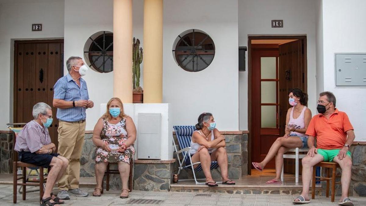 Vecinos de Algar (Cádiz) charlan al fresco, en 2021.