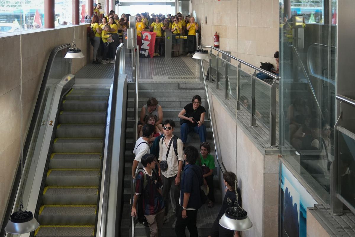 Docentes durante una concentración frente a la Abadía de Montserrat