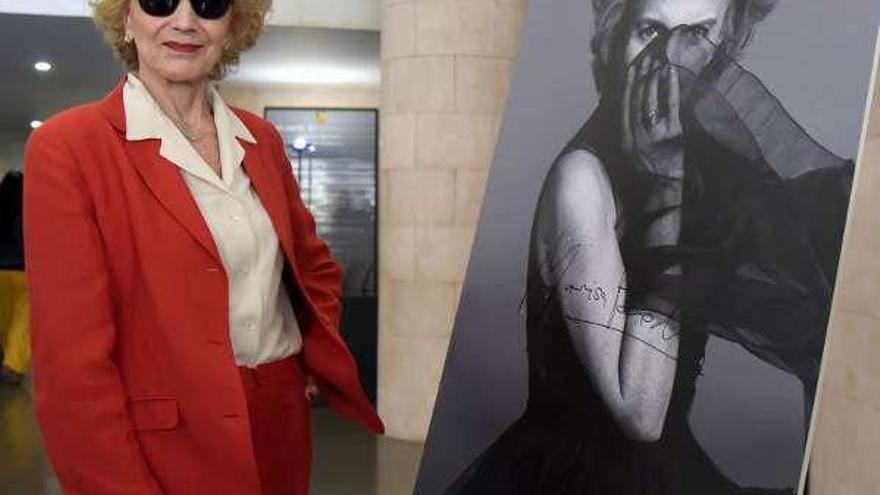 Marisa Paredes, delante de un retrato suyo autografiado. // Efe