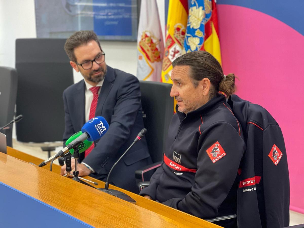 Rueda de prensa de este jueves del concejal Federico Alarcón y el jefe del parque de Bomberos de Torrevieja Tomás Gallardo
