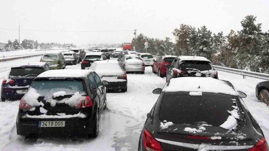 La DGT alerta de que la nieve puede afectar de nuevo a la AP-6 y a la A-1