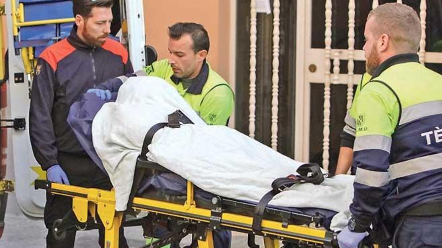Efectivos sanitarios meten en la ambulancia al acusado del crimen para trasladarlo a Son Espases.