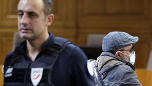 NIMES (France), 07/10/2025.- Defendant Husamettin Dogan (R), who is appealing his conviction, appears at the Gard criminal court, in Nimes, France, 07 October 2025. An appeal trial involving one of the defendants sentenced in the mass rapes committed against Pelicot, will be heard by the court from 06 through 09 October. (Francia) EFE/EPA/GUILLAUME HORCAJUELO
