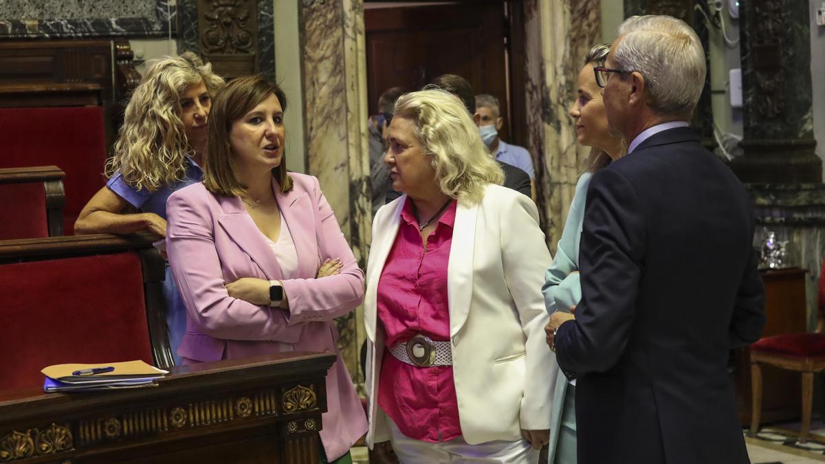 Català charla con sus concejales antes del pleno.