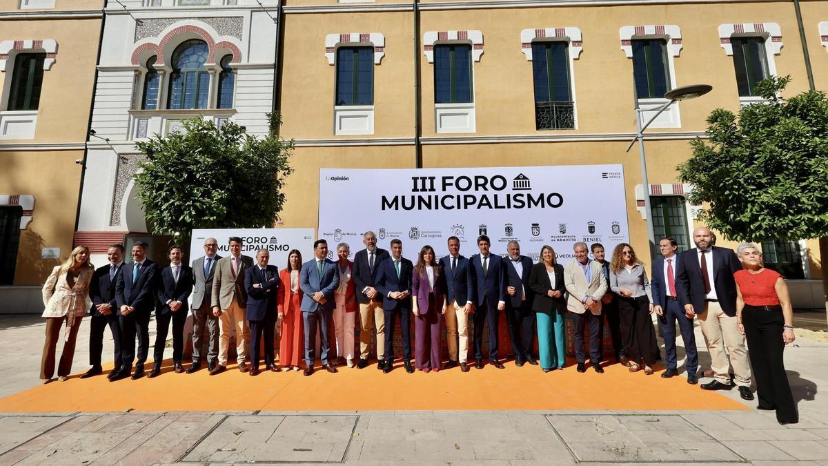 Alcaldes participantes en la jornada junto a directivos de Prensa Ibérica y empresas colaboradoras.