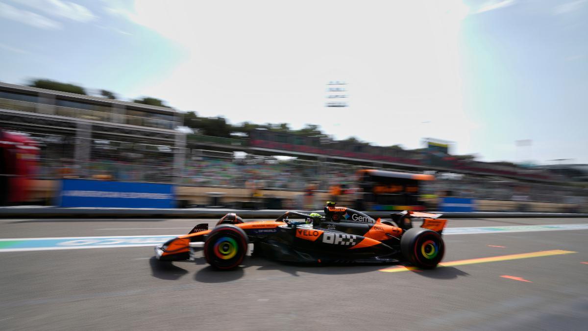 Lando Norris, al volante del McLaren en los primeros libres en Bakú