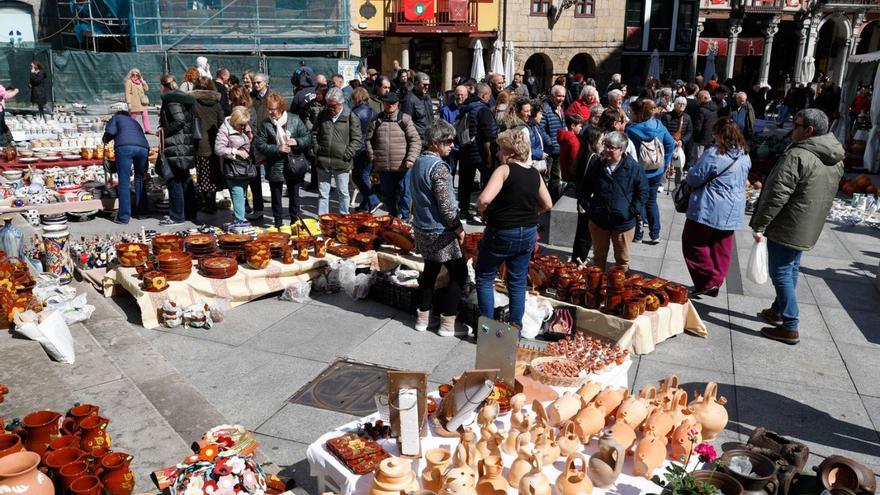 Ambiente ayer, en la plaza de Álvarez Acebal, durante la Feria de Alfarería «Villa de Avilés». | MARA VILLAMUZA
