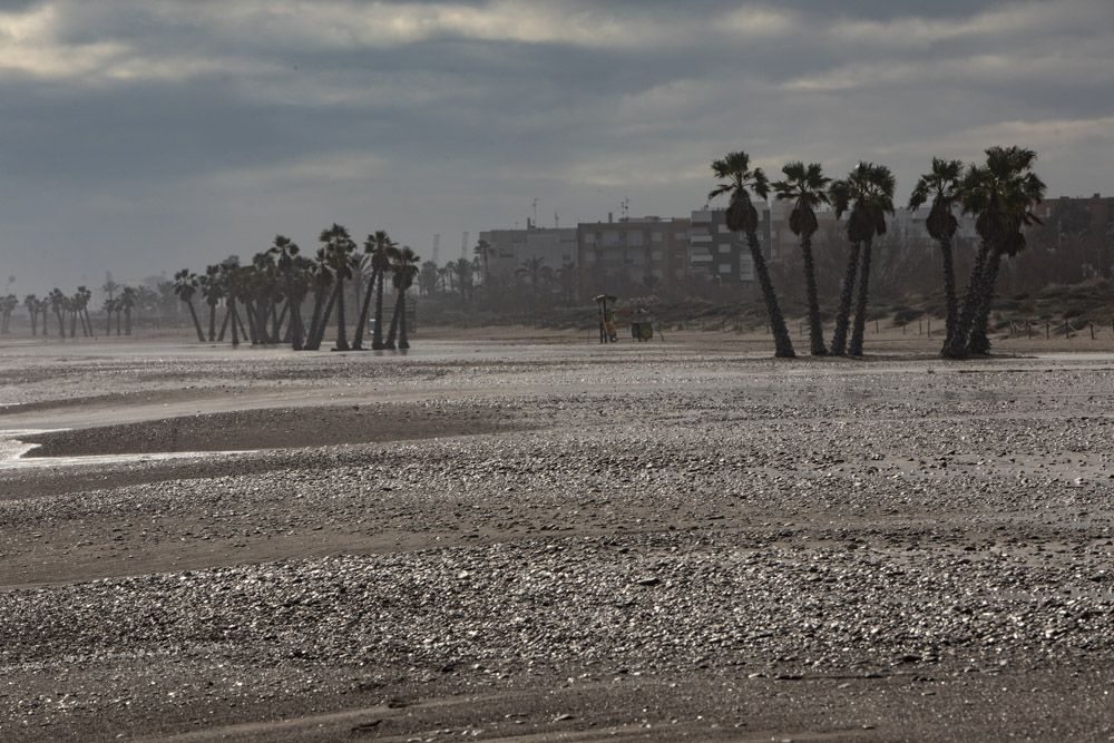 El temporal agrava la situación de la playa de Canet d'En Berenguer con nueva pérdida de arena y más piedras