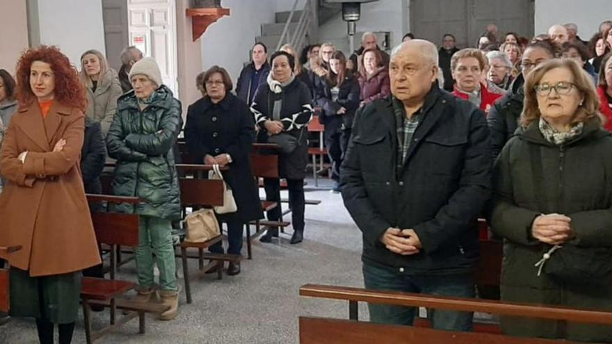 Asistentes al funeral por Manuel Suárez Peñalosa. En el recuadro, el sacerdote, fallecido hace un mes. | L. P.