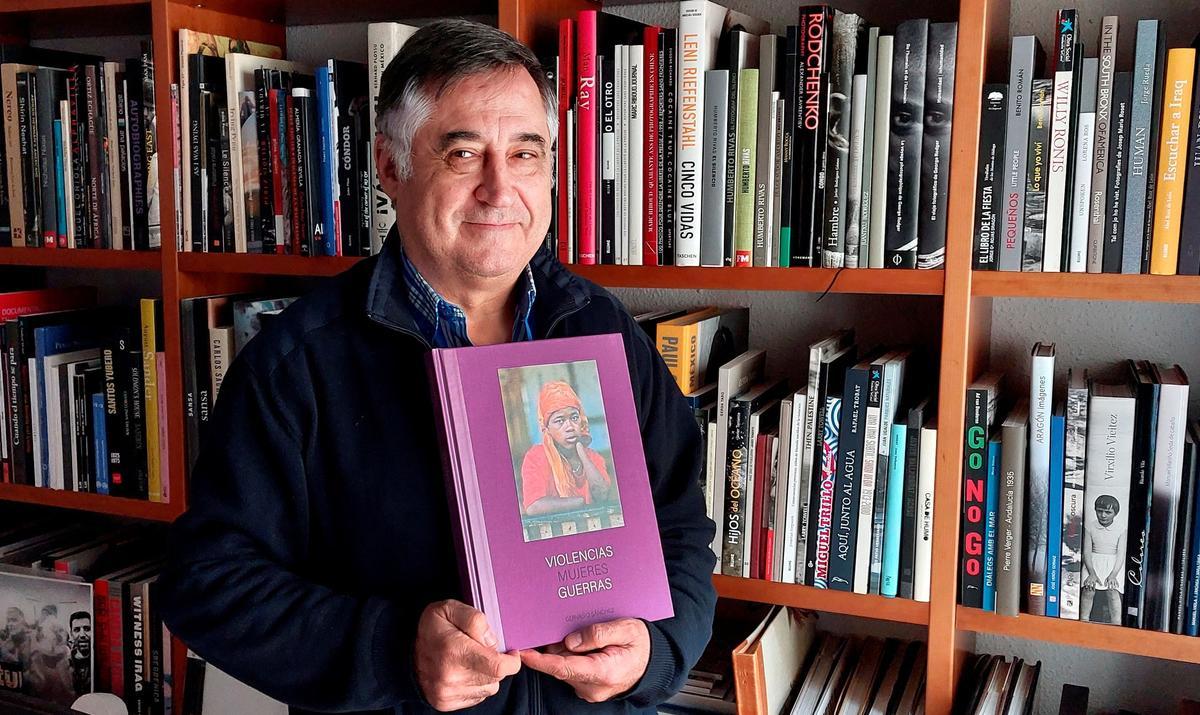Gervasio Sánchez posa con un ejemplar del libro, que ha sido apoyado por el Instituto Aragonés de la Mujer y publicado por la Editorial Blume.